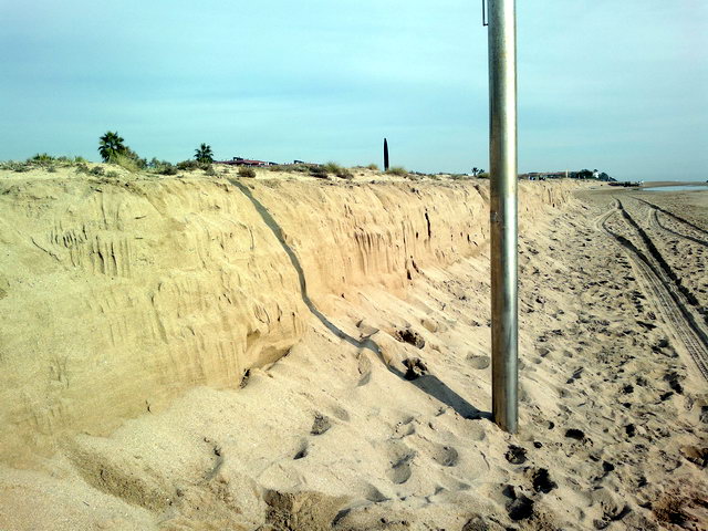 Vista en direcci�n Barcelona del desnivel de la zona de la playa de Central Mar de Gav� Mar donde ha habido dos regresiones consecutivas de la playa y donde los campos de voley-playa han quedado al lado del mar (9 de Diciembre de 2011)